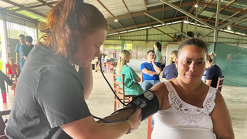 Image of Jenna Jedlicka ’25 on the Costa Rica mission working with a patient.